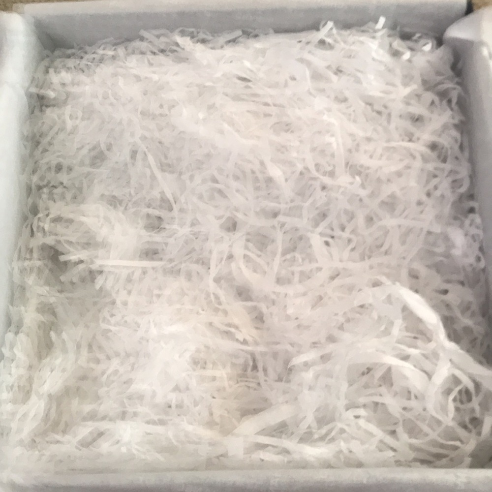 🌸NEW🌸 Chanel large gift box with tissue paper & shredded paper - Picture 8 of 15